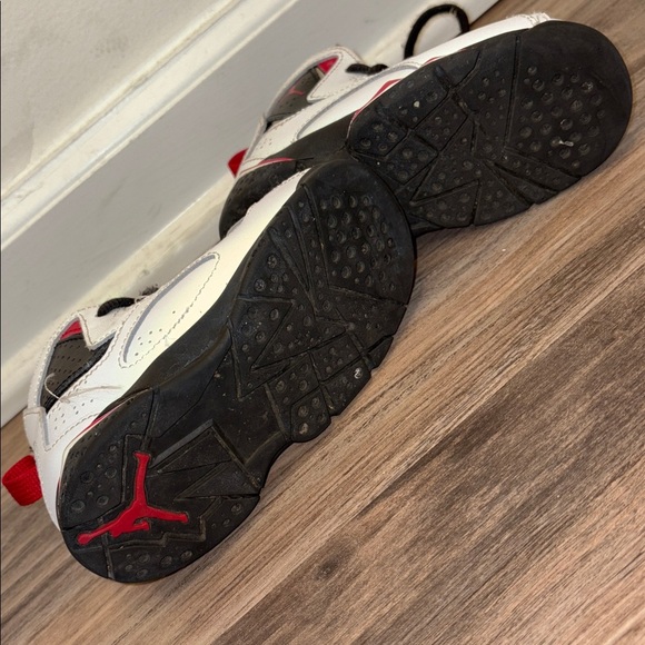 JORDAN WHITE AND BLACK SNEAKERS FOR STYLE AND CONFORT. - Picture 4 of 6